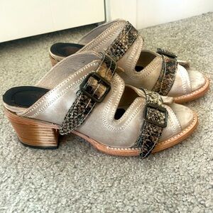 Never worn, sz 9 Freebirds taupe leather healed slide with snakeskin and buckle